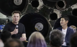Le patron de SpaceX, Elon Musk, avec le milliardaire japonais Yusaku Maezawa, qui sera le premier touriste lunaire en 2023.