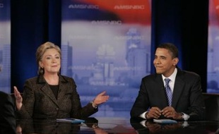 De l'avis de son propre mari l'ex-président Bill Clinton, soit Mme Clinton remporte les primaires à la fois du Texas (sud) et de l'Ohio (nord), et elle peut poursuivre sa campagne, soit elle perd tout espoir de combler l'écart avec M. Obama.