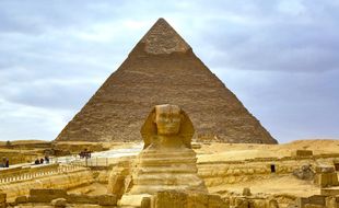 Le plateau de Gizeh avec sa pyramide et le Sphinx.