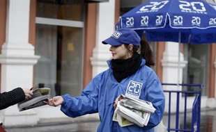 Un colporteur distribue le journal 20 Minutes à Toulouse.