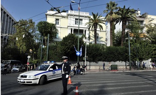 Un policier devant l'ambassade de France à Athènes (illustration).