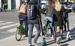 Des trottinettes en libre service à Paris.