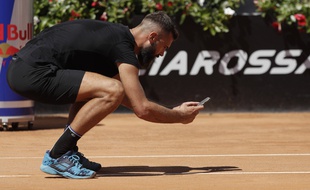 Benoît Paire prend en photo la marque d'une balle qu'il estimait bonne lors du 1er tour du Masters 1000 de Rome le 10 mai 2021.