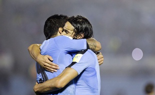 Luis Suarez et Edinson Cavani lors de la victoire de l'Uruguay sur le Paraguay