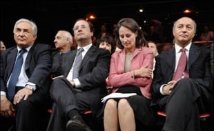Désemparée par ses défaites électorales, bousculée par l'offensive d'un président qui sème la zizanie en son sein, dans le doute sur son projet politique et sa stratégie d'alliances, la gauche, PS en tête, mise sur le temps pour se reconstruire.