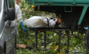 Des infirmiers transportent le corps d'un homme tué par la chute d'un arbre le 16 septembre 2015 à Limonest (près de Lyon) après de violentes tempêtes