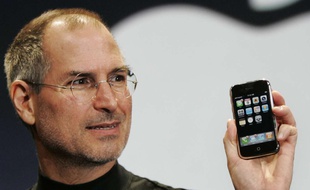 Steve Jobs présente le premier iPhone, le 9 janvier 2007, à San Francisco.