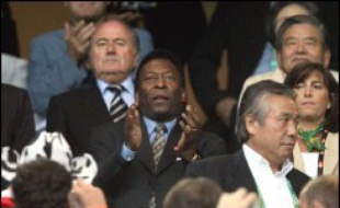 Le "Roi" Pelé a déclaré lundi que la défaite du Brésil, samedi en quart de finale du Mondial-2006 de football face à la France (1-0), devait "servir de leçon" pour les prochaines coupes.
