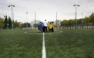 De Saint-Cloud aux Lilas, de Boulogne à Saint-Denis, les clubs de banlieue parisienne voient depuis plusieurs années se métamorphoser et parfois diminuer la population de leurs "écoles de foot" réservées au moins de 13 ans, plombées par la concurrence et les a priori vivaces des parents.