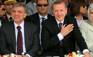Le président turc Abdullah Gül a profité du scandale politico-financier qui fait tanguer le gouvernement pour faire entendre ses différences avec le Premier ministre Recep Tayyip Erdogan, au point d'apparaître comme un rival à huit mois de l'élection présidentielle.