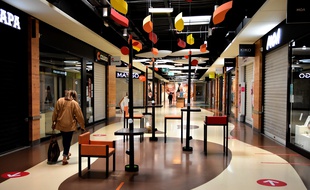 Des boutiques fermées dans un centre commercial, à Salaise sur Sanne, le 2 avril 2021.