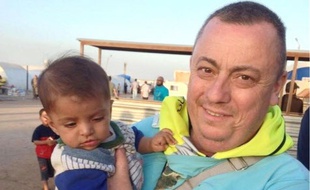 Alan Henning, un chauffeur de taxi britannique parti en Syrie conduire un convoi humanitaire pour une ONG musulmane, est retenu en otage par l'Etat islamique.