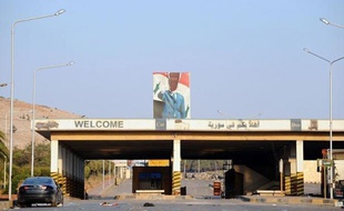 La rébellion syrienne contrôlait samedi plusieurs postes-frontières avec l'Irak et la Turquie, vitaux pour l'approvisionnement en armes, et affrontait l'armée à Alep, deuxième ville du pays et nouveau front de la contestation, tout en reculant à Damas.