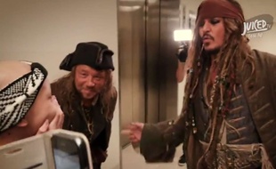 Capture d'écran d'une vidéo de Juiced TV montrant la rencontre de Jack Sparrow (Johnny Depp) et Scrum (Stephen Graham) avec des enfants malades à l’hôpital pour enfants Lady Cilento de Brisbane, le 8 juillet 2015.