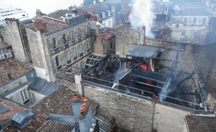 L'incendie a ravagé tout un îlot d'immeubles près des quais, à Bordeaux.