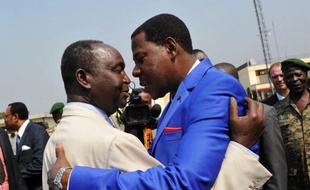 Le président centrafricain François Bozizé a promis dimanche un gouvernement d'union nationale et assuré qu'il ne se représenterait pas, acculé par les rebelles qui ont menacé pour la première fois d'entrer dans Bangui.