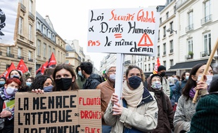 Une centaine de personnes se sont rassemblées pour manifester contre la Loi sécurité globale devant le Senat, mardi 16 mars