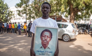 Un portrait de Norbert Zongo montré lors d'une manifestation à l'occasion des 20 ans de l'assassinat du journaliste, à Ouagadougou, au Burkina , le 13 décembre 2018.