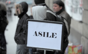 Sans papiers demandeurs d'asile devant la prefecture. Le 16 02 2009