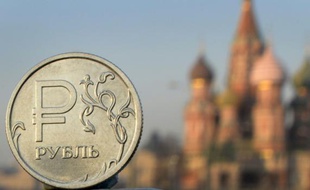 Une pièce de rouble russe devant la cathédrale St-Basile au centre de Moscou, le 20 novembre 2014