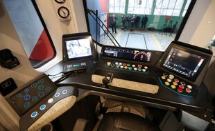 L'intérieur d'une cabine de conducteur d'un métro de Moscou (Russie).