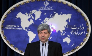 L'Iran est prêt à discuter de son programme nucléaire avec les grandes puissances, tout en estimant qu'il n'y a pas de "questions négociables" sur ce sujet, a déclaré mardi le porte-parole du ministère des Affaires étrangères Ramin Mehmanparast.