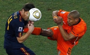 Le coup de pied de Nigel De Jong sur Xabi Alonso, lors de la finale de la Coupe du monde, le 11 juillet 2010 à Johannesbourg.