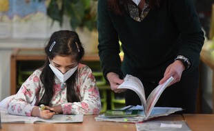 Image d'illustration d'une enfant portant un masque.
