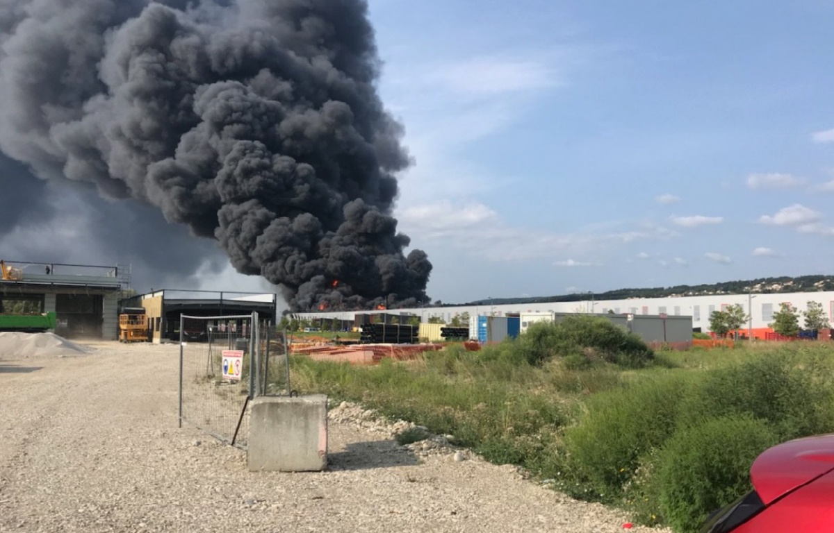 Animaux, plantes, environnement et santé 1200x768_impressionnant-incendie-ravage-entrepot-pneus
