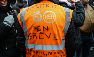Un agent de la RATP en grève au dépôt de bus de Vitry-sur-Seine, le 13 janvier 2020.