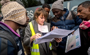 Le 29 octobre 2015 à Calais, lors du départ de 300 migrants, répartis dans divers centres d'accueil de France, dont un centre de transit de Villeurbanne.
AFP PHOTO / PHILIPPE HUGUEN