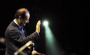 François Hollande a dit "comprendre" jeudi, en marge d'une visite à la maternité des Lilas (Seine-Saint-Denis), que "le candidat-sortant" Nicolas Sarkozy "puisse se poser la question" de son retrait de la vie politique "s'il n'était pas réélu".