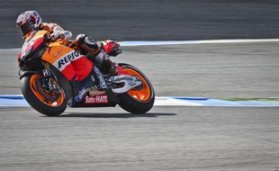 L'Australien Casey Stoner, champion du monde en titre de MotoGP avec Honda, s'est emparé samedi après-midi de la pole-position du Grand Prix du Portugal, un pas crucial vers une victoire inédite à Estoril, seul circuit du calendrier qui lui échappe encore