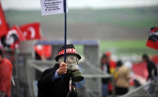 De violents incidents, qui ont fait au moins trois blessés, ont opposé lundi matin près d'Istanbul des milliers de manifestants aux forces de l'ordre et perturbé la reprise du procès controversé de près de 300 personnes accusées de complot contre le gouvernement turc, a constaté un photographe de l'AFP.