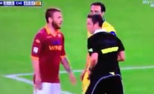 Capture d'écran de la simulation de Daniele De Rossi (en rouge) lors d'un match entre l'AS Roma et le Chievo Verone, le 7 mai 2013.
