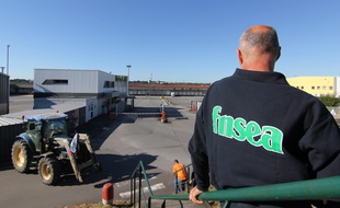 Des producteurs de lait, ici le 29 août 2016 devant le site Lactalis de Cesson-Sévigné, près de Rennes.