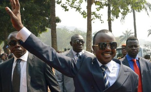 Le président centrafricain par intérim Alexandre-Ferdinand Nguendet salue les militaires au camp de gendarmerie de Bangui, le 13 janvier 2014