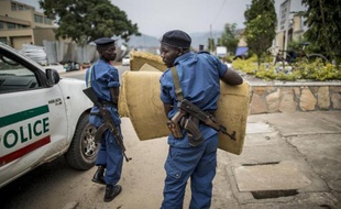Des policiers burundais démantèlent un campement improvisé par des étudiants, devant l'ambassade des Etats-unis à Bujumbura le 25 juin 2015