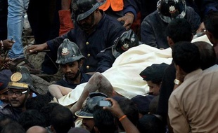 Le bilan de l'effondrement d'un immeuble de quatre étages à Bombay a atteint 45 morts, et devrait encore s'alourdir, tandis que les secouristes continuaient de fouiller les décombres, a annoncé samedi un responsable.