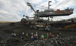 Un groupe visite une mine de charbon et ses excavatrices géantes à Most, en République tchèque, le 5 août 2015