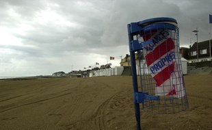 Une poubelle Vacances Propres sur la plage de Courceulles, le 11 juillet 2000.