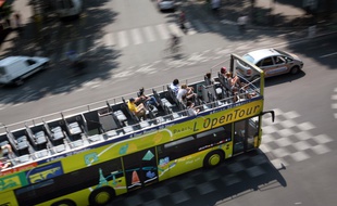 Un bus touristique dans les rues de Paris, le 2 juillet 2009.