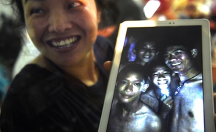 Les douze enfants et leur entraîneur retrouvés vivants dans une grotte en Thaïlande, le 2 juillet 2018, vont encore devoir être évacués.