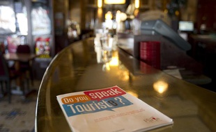 Le 18 juin 2013, l'opération «Do you speak touriste ?». Des guides pour mieux connaitre la clientèle touristique étrangère sont distribués aux commercants parisiens afin d'améliorer leurs relations.