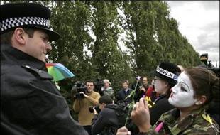 La police britannique est en alerte dimanche à l'aéroport d'Heathrow, le plus fréquenté au monde, pour une journée d'action de quelque 2.000 militants écologistes contre l'impact du transport aérien sur le climat, qui a débuté à la mi-journée.