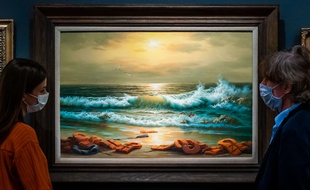 Un des tableaux du triptyque Vue de la mer Méditerranée, 2017 de Banksy, à Londres le 23 juillet 2020.