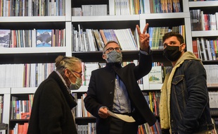 La librairie Bulle, au Mans, conteste la fermeture de son commerce pendant le reconfinement.