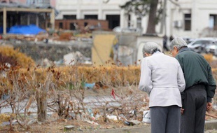 L'empereur du Japon, Akihito, et son épouse, Michiko, durant leur visite dans la préfecture de Fukushima, le 11 mai 2011.