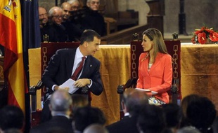 Le futur roi d'Espagne Felipe et sa femme Letizia assistent à une cérémonie le 4 juin 2014 en en Navarre, à l'occasion de laquelle il a prononcé ses premiers mots en tant que prochain souverain