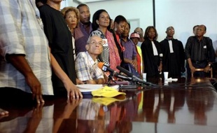Les négociations pour sortir du blocage en Guadeloupe et en Martinique sont apparues au point mort jeudi, tandis qu'à la Réunion, un Collectif appelait à son tour à la grève générale.